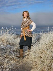 Elegant and yet casual, the Milton Capelet, featuring our Lambswool Tweed and premium suede, will quickly become your go-to extra layer throughout almost every season. Created in Scotland